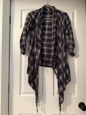 En Creme Plaid Open-Front Fringe Cardigan in Black and Cream